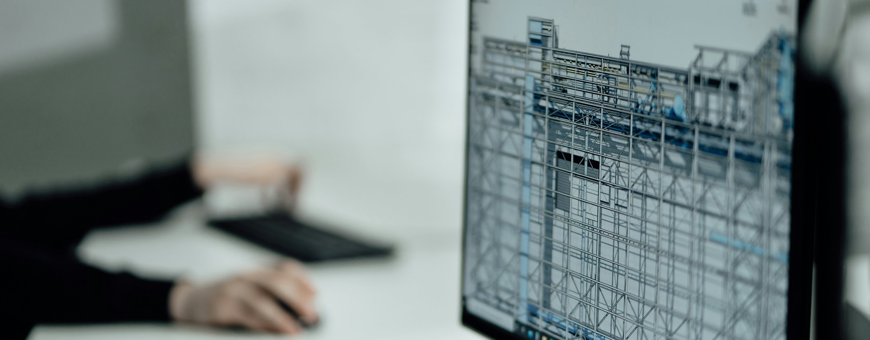 Person an einem Monitor mit CAD-Zeichnung