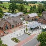 Moderne Infrastruktur im ländlichen Umfeld. KI-generiert