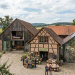 Revitalisierter Hof mit Hofladen, KI-generiert