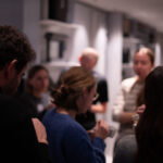 Eine Gruppe Menschen steht zusammen