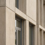 Reduziertes Architekturdetail einer Betonfassade