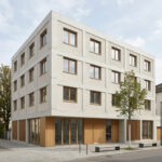 Reduziertes, zeitgenössisches Gebäude im städtischen Kontext