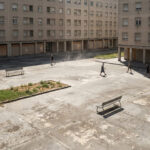 Vernachlässigter öffentlicher Raum zwischen Wohnbauten