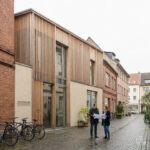Modernisiertes Bestandsgebäude in einer deutschen Stadtstraße, bei dem ein kleiner architektonischer Eingriff die Wirkung des gesamten Hauses sichtbar verbessert. Dieses Bild wurde mithilfe von KI erstellt.